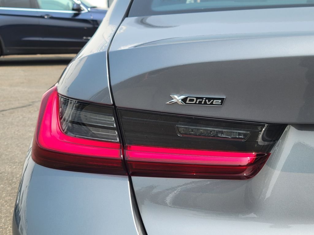2025 BMW 3 Series 330i - Photo 10