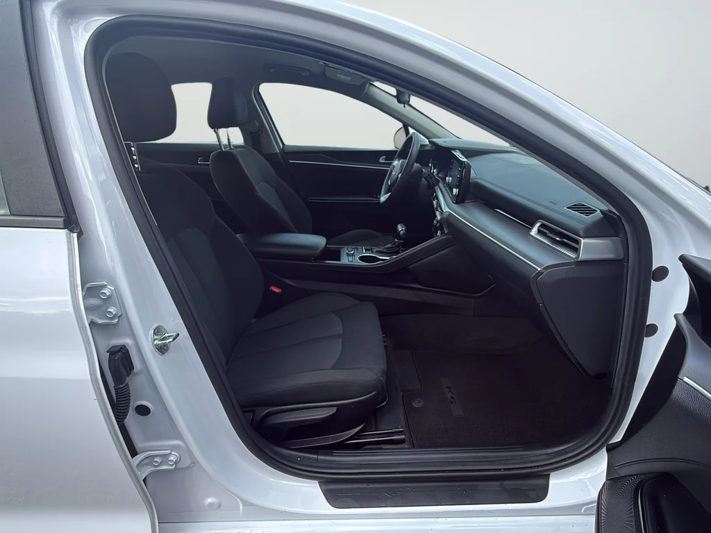 Used 2022 White Kia LXS image 26