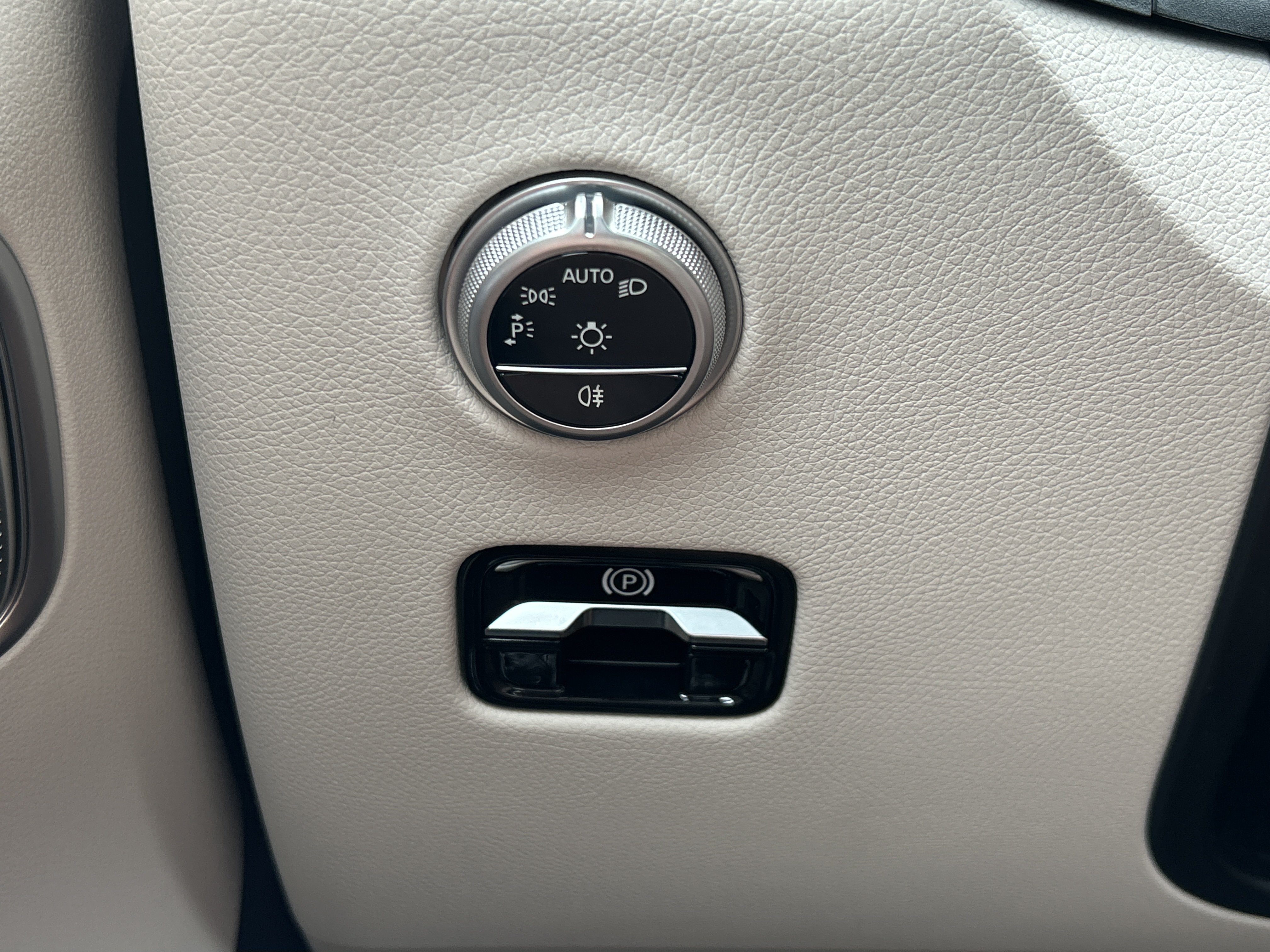 New 2026 MANUFAKTUR Moonlight White Metallic Mercedes-Benz GLC 300 4MATIC® Coupe image 23