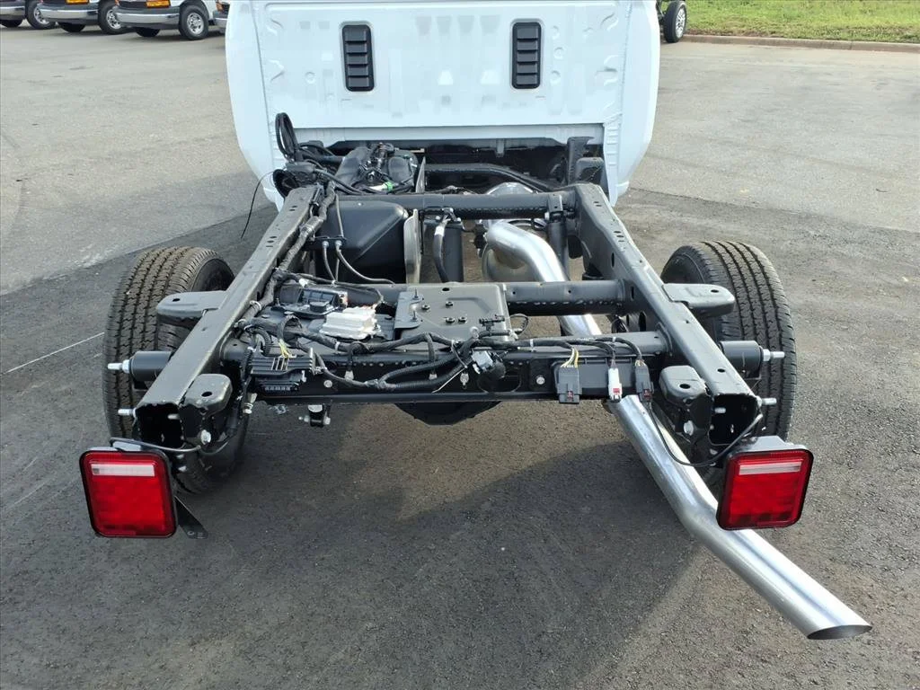 New 2025 Summit White Chevrolet WT image 21