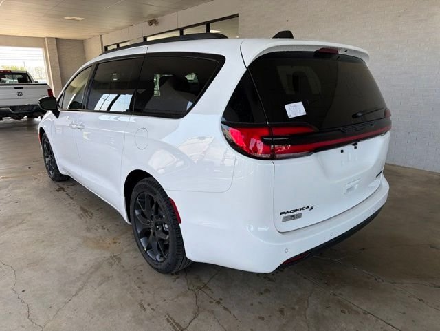 New 2027 Bright White Clear-Coat Exterior Paint Chrysler Limited image 3