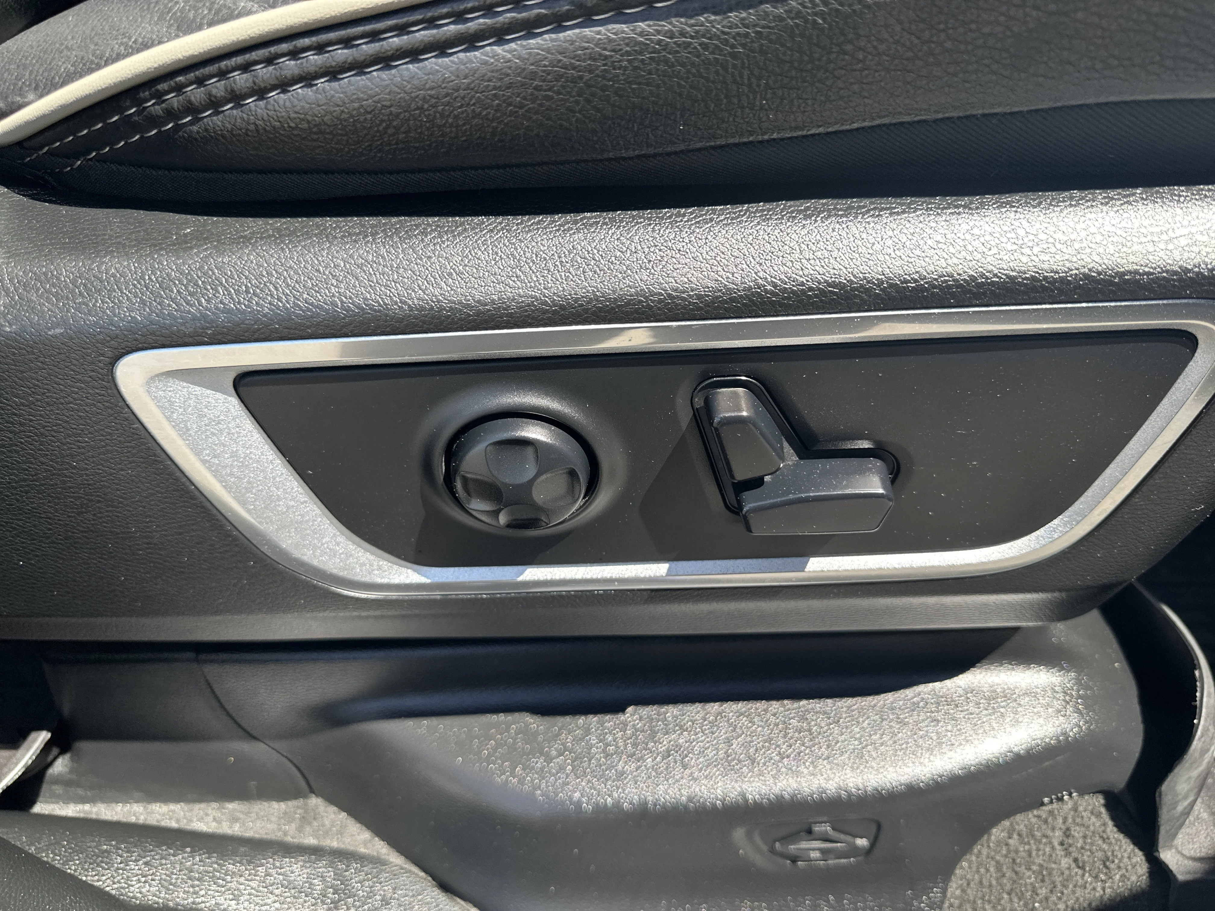 Used 2020 Diamond Black Crystal Pearlcoat Ram Laramie image 39