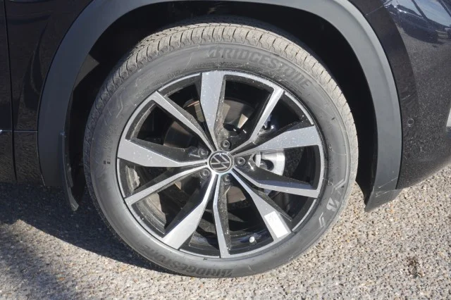 New 2026 Deep Black Pearl Volkswagen 2.0T SEL Premium R-Line image 5