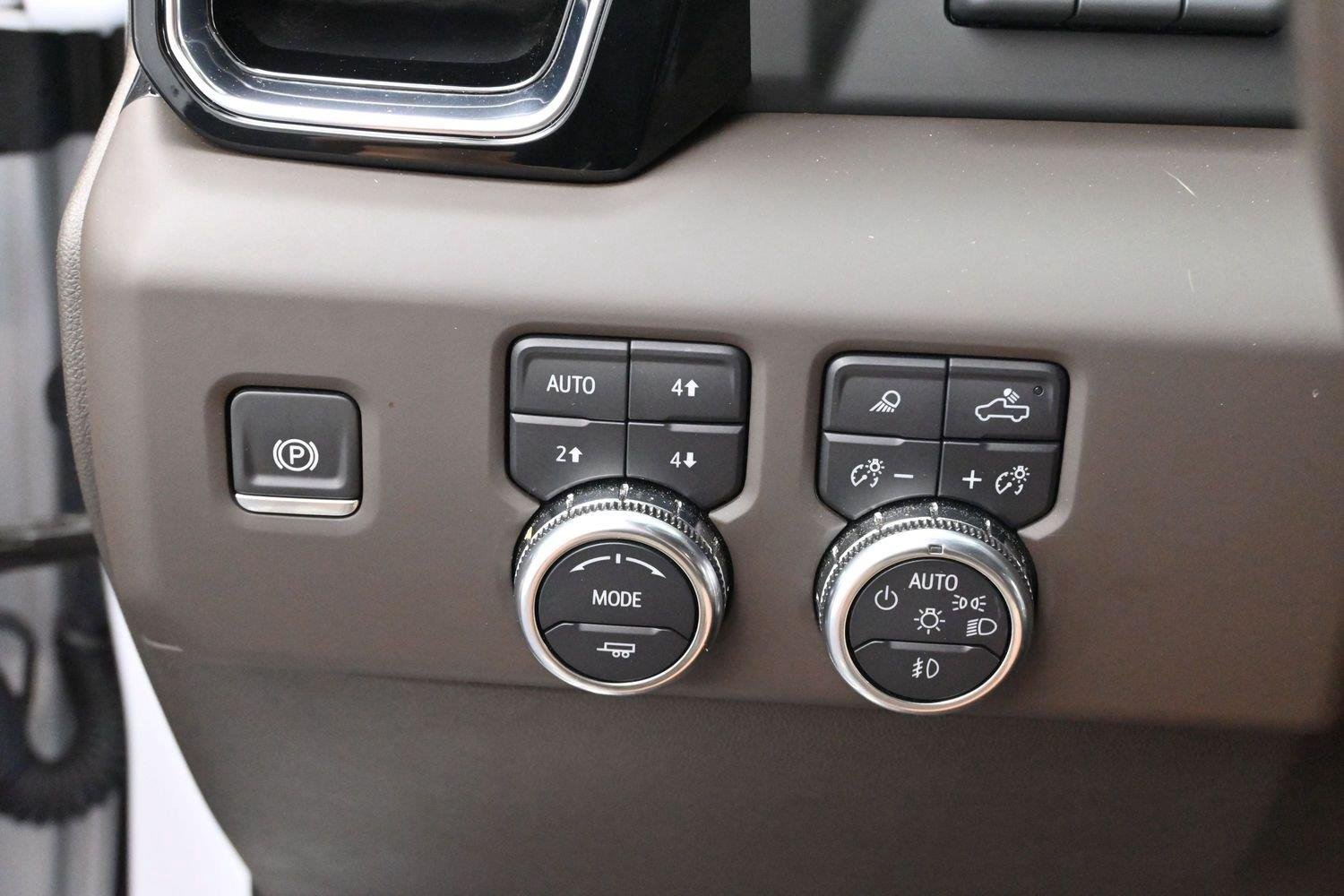 Used 2025 White Frost Tricoat GMC Denali image 27