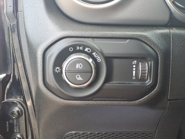 Used 2023  Jeep Sport S image 14