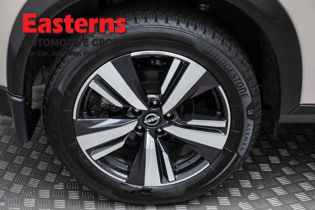 Used 2022 Silver Nissan SL image 8