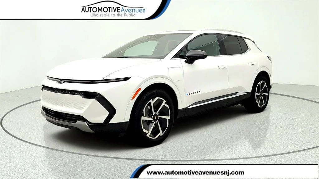 Used 2024 Iridescent Pearl Tricoat Chevrolet 4dr LT w/2LT image 1