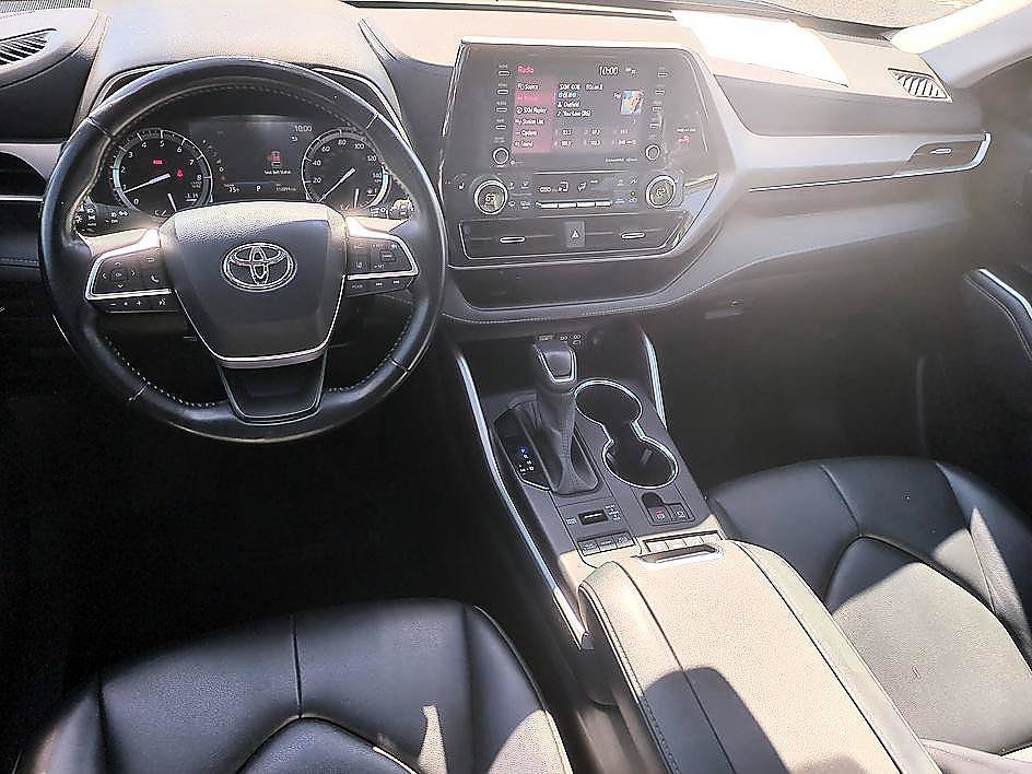 Used 2022 Midnight Black Metallic Toyota XLE image 28