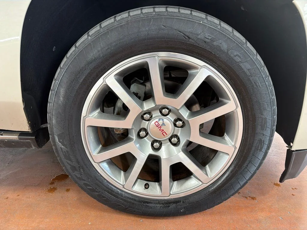 Used 2016 Sparkling Silver Metallic GMC Denali image 11
