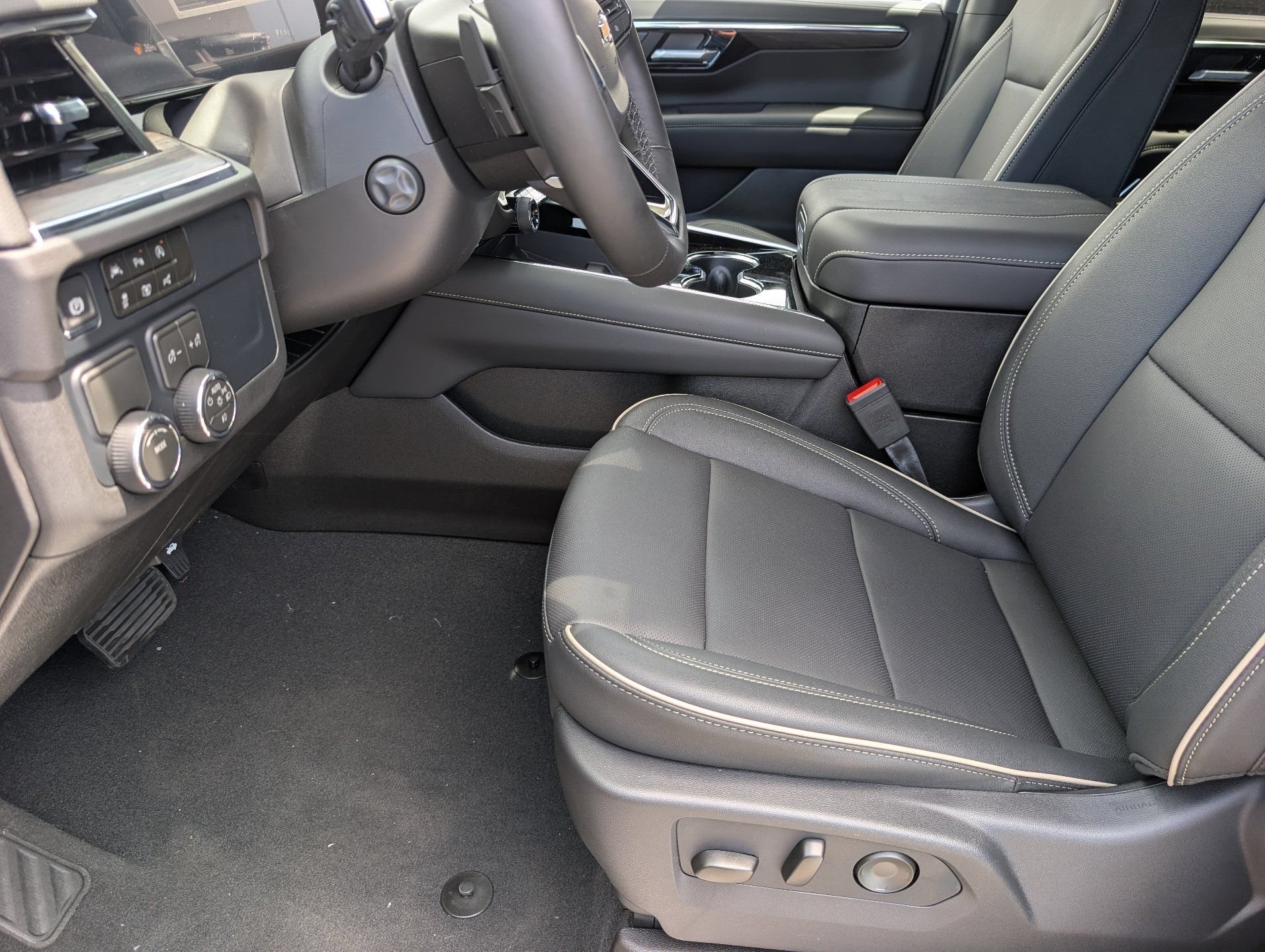 2026 Chevrolet Suburban Premier - Photo 18
