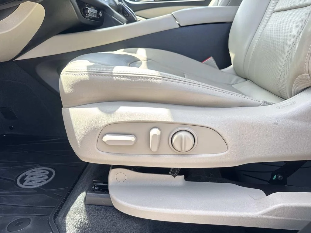 Used 2019 White Buick Essence image 17