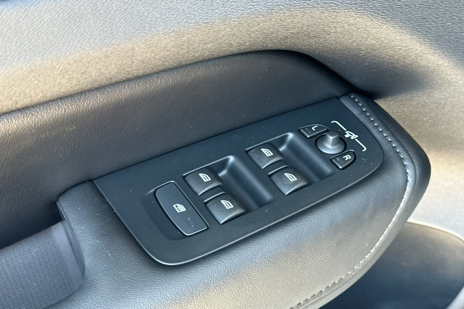Used 2025  Volvo T8 Core image 11