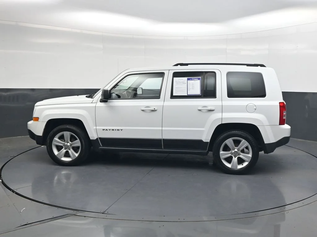 Used 2015 Bright White Clearcoat Jeep Latitude image 7