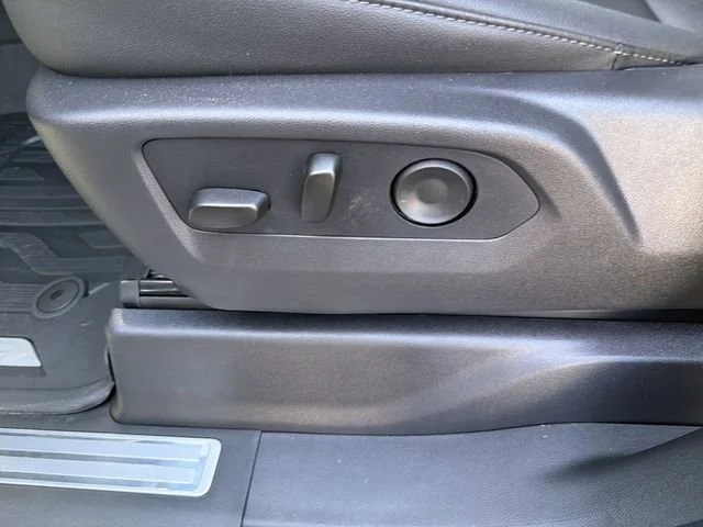 New 2026 Summit White GMC Elevation image 19