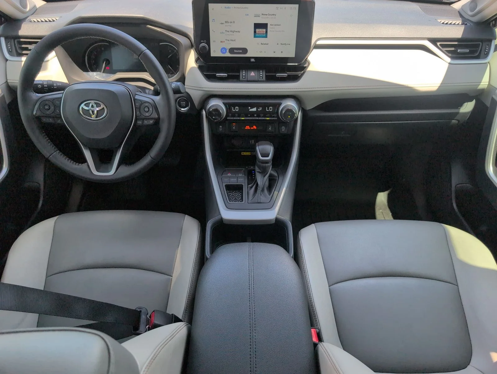 Used 2024  Toyota XLE Premium image 30