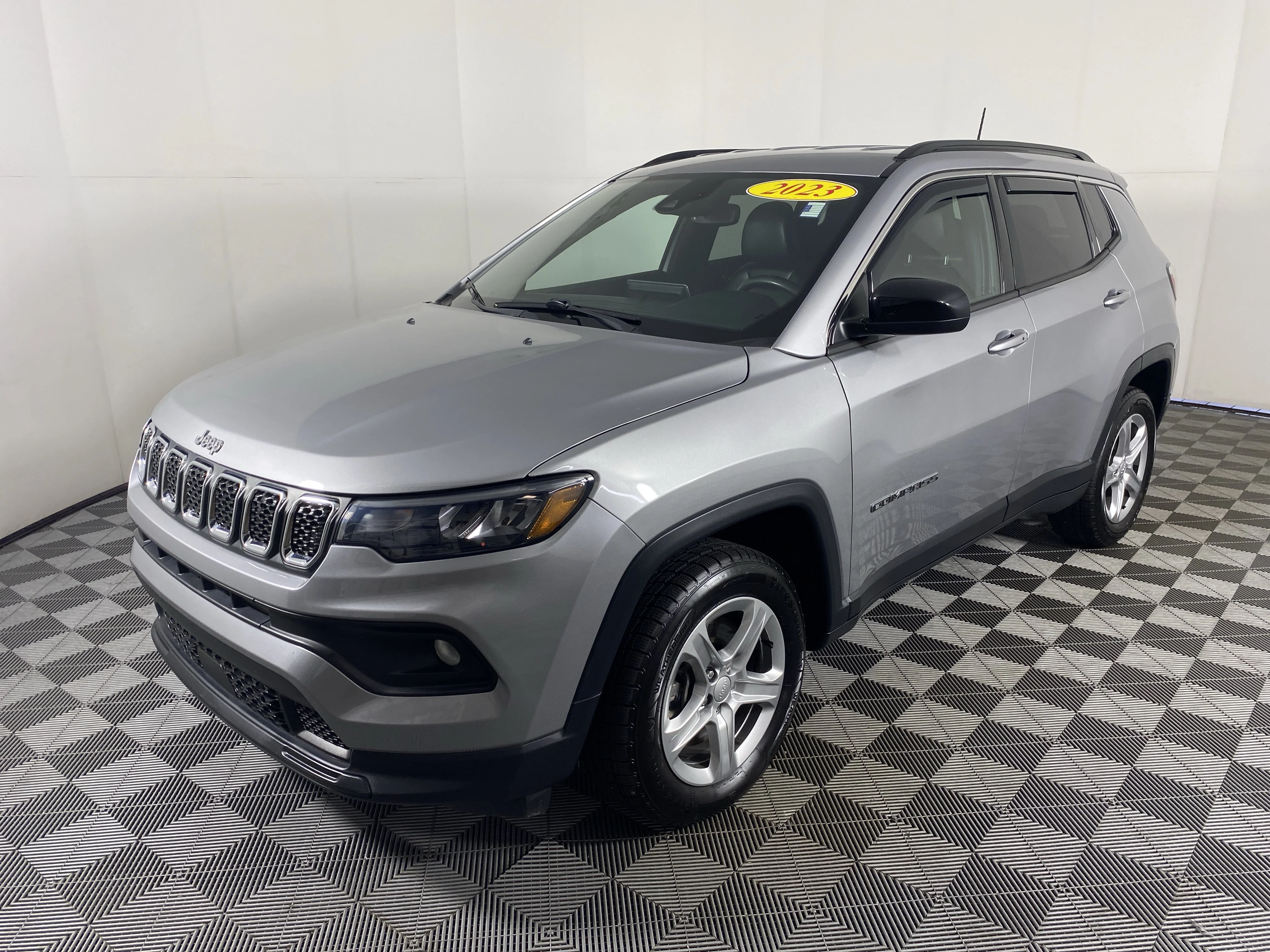 Used 2023 Billet Silver Metallic Clearcoat Jeep Latitude image 10