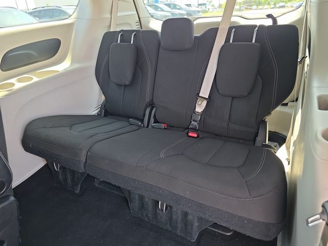 2023 Chrysler Voyager LX - Photo 12