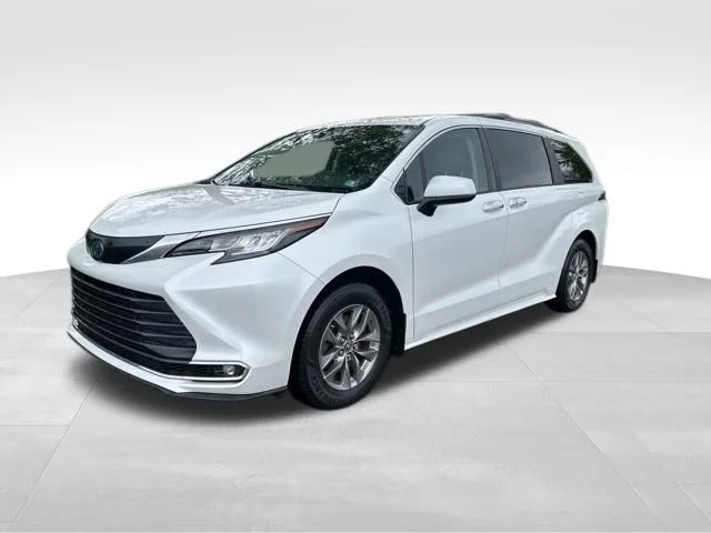 2023 Toyota Sienna XLE 7-Passenger Hybrid AWD's photo
