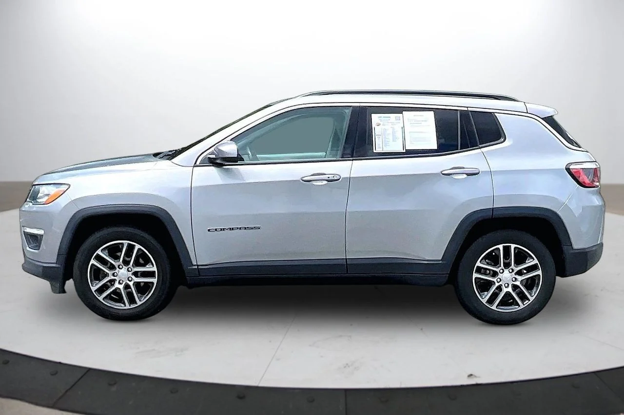 Used 2019 Silver Jeep Latitude image 5