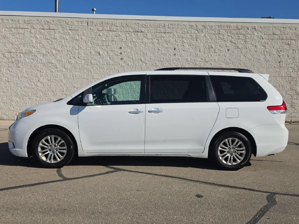 Used 2012 White Toyota XLE image 10