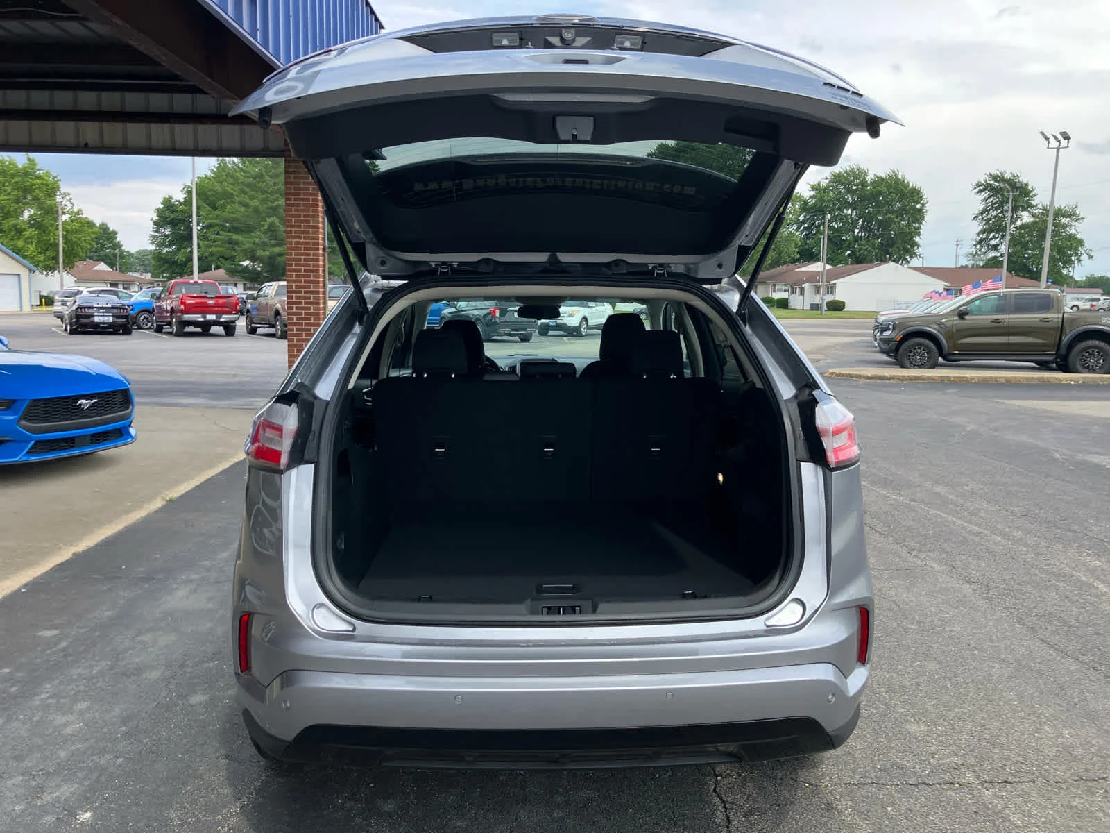 New 2023 Iconic Silver Metallic Ford SE image 15