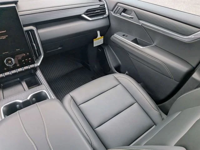New 2026 Sterling Metallic GMC Elevation image 18