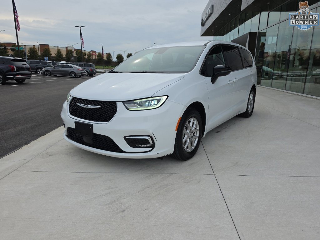 Used 2025 White Chrysler Select image 1