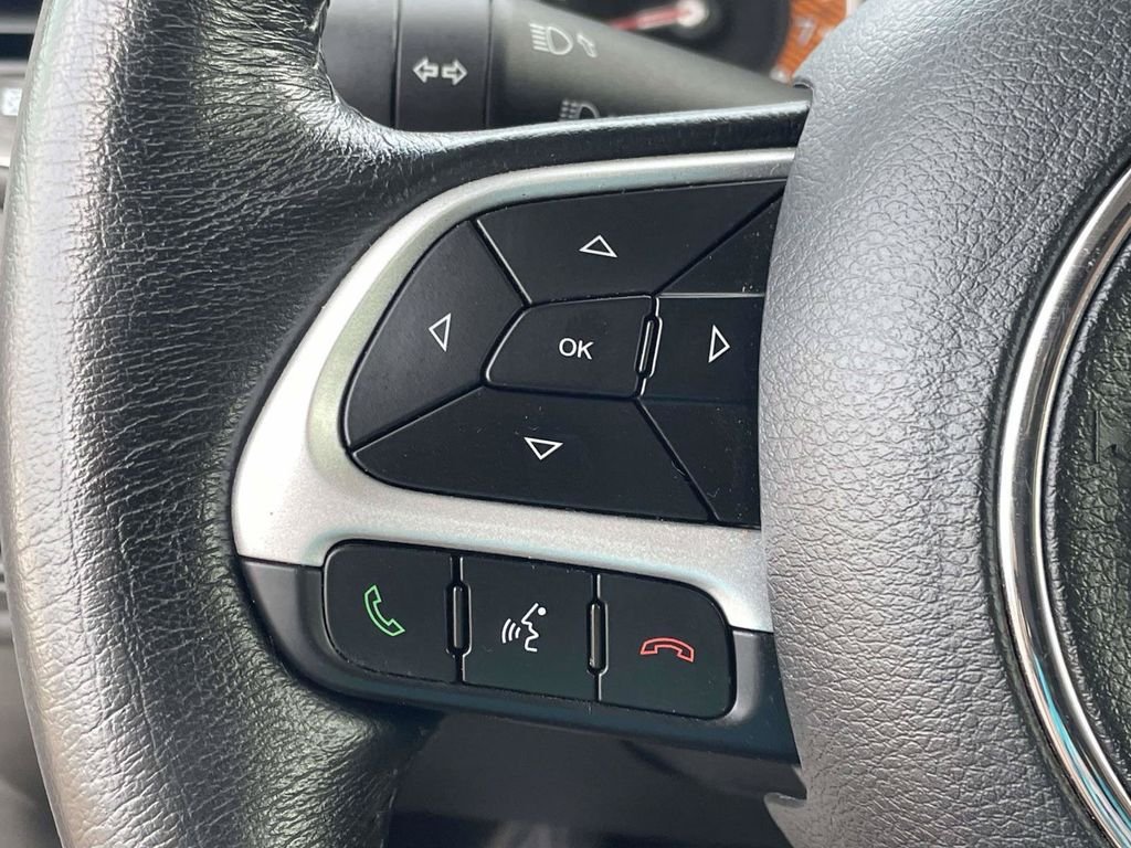Used 2023 White Jeep Latitude image 23