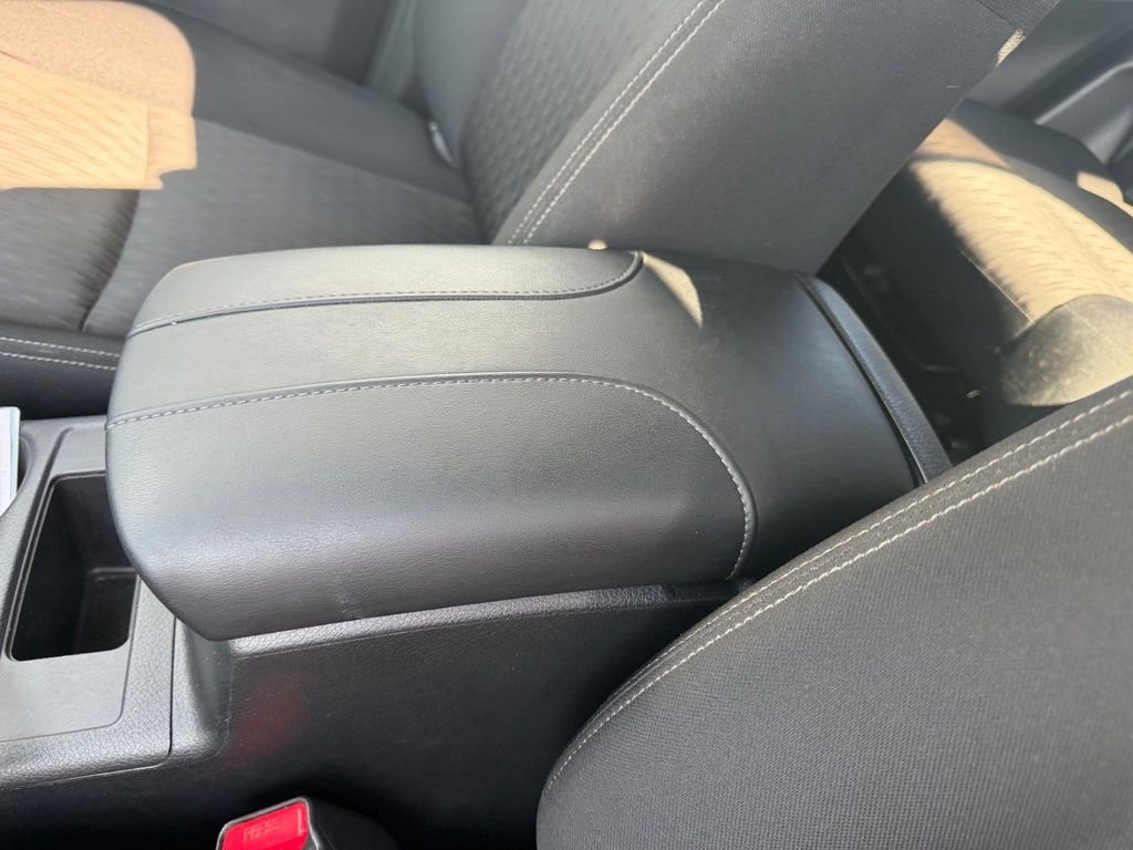 Used 2018 White Nissan S image 27