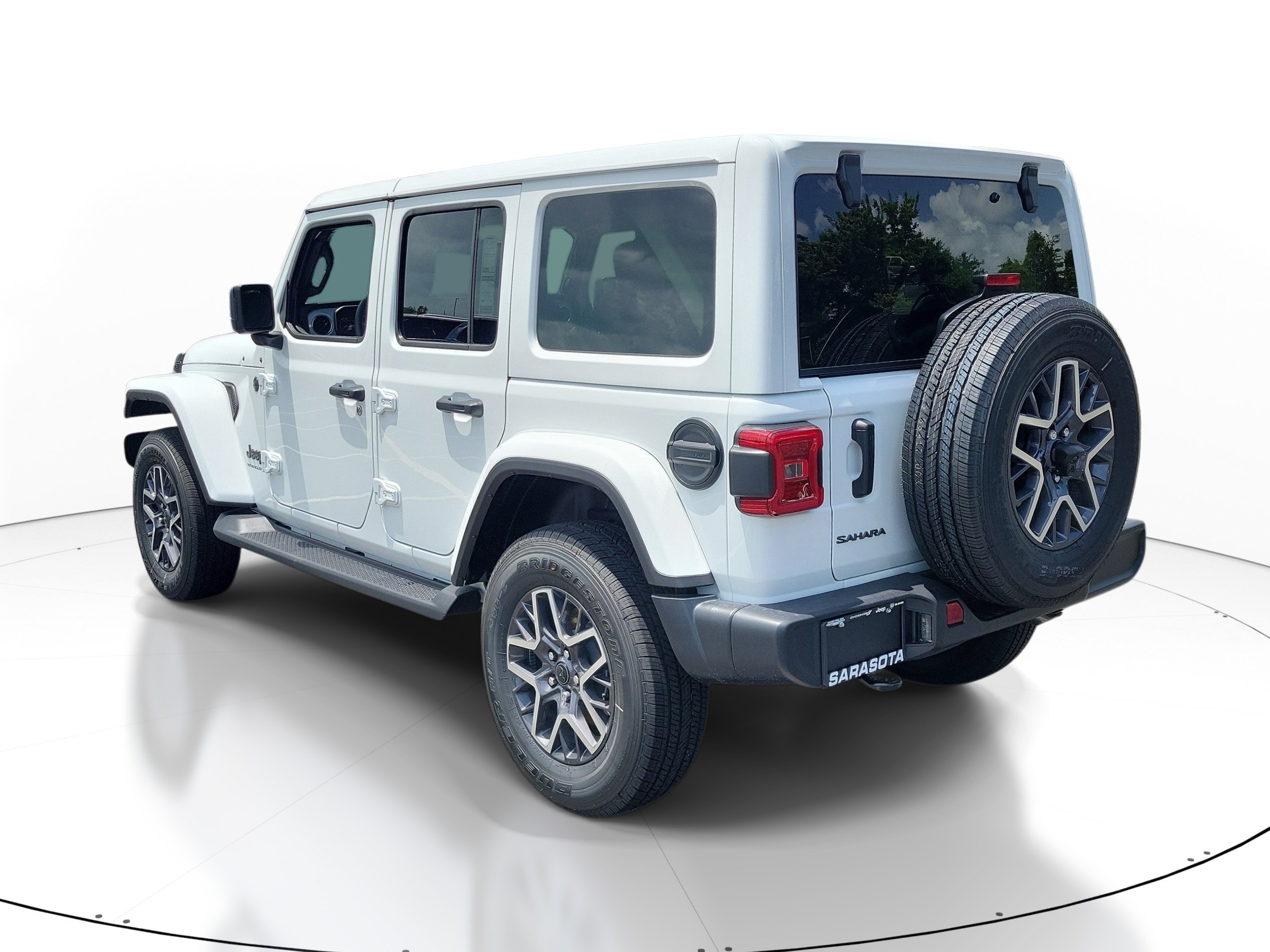 New 2026 Bright White Clear-Coat Exterior Paint Jeep Sahara image 4
