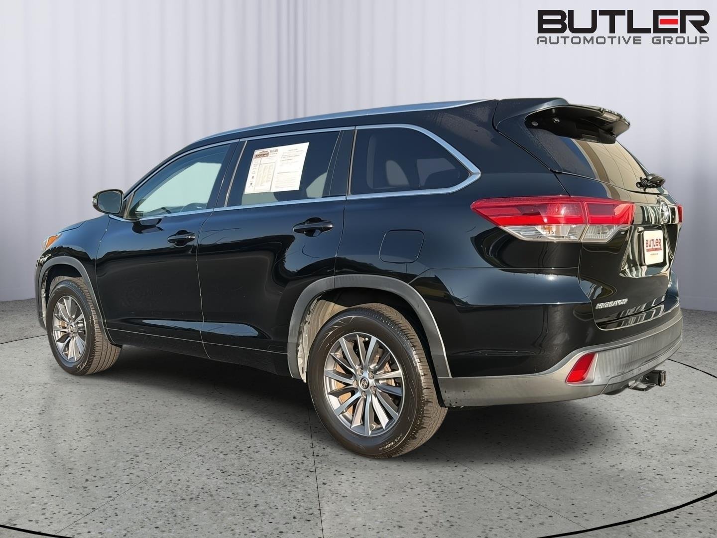 Used 2017 Midnight Black Metallic Toyota XLE image 4
