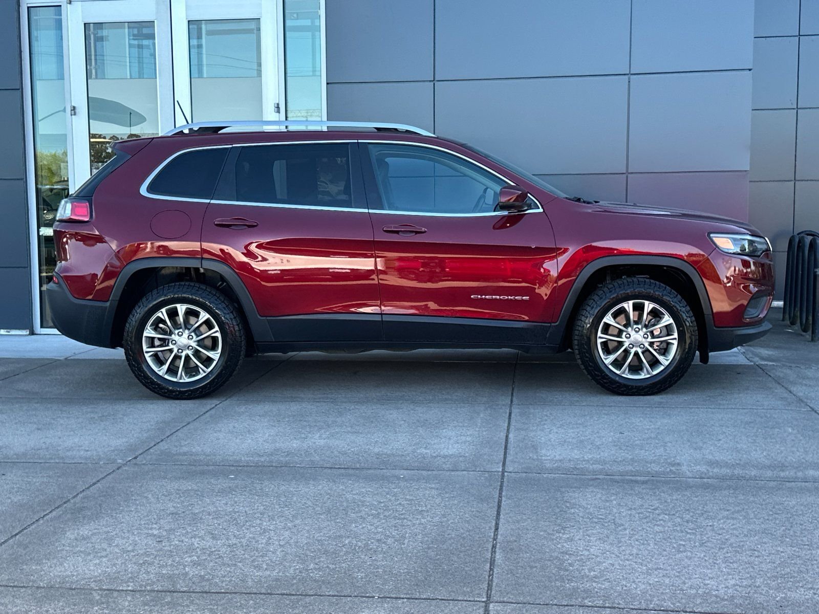Used 2019 Velvet Red Pearlcoat Jeep Latitude Plus image 1
