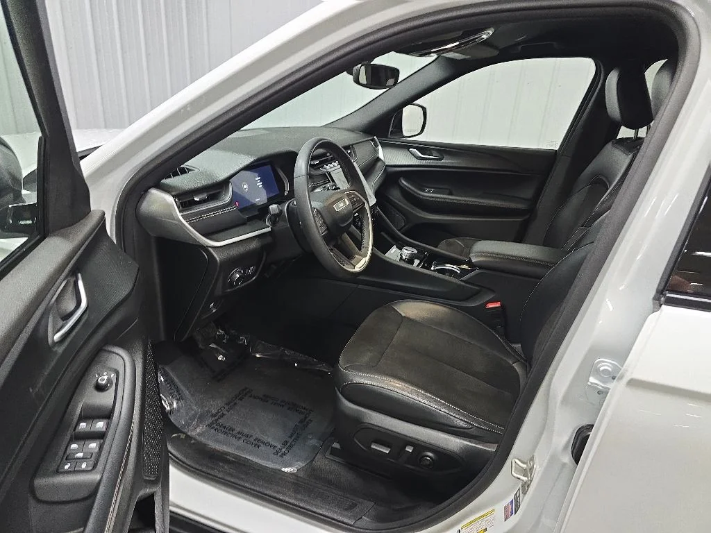 Used 2023 White Jeep Altitude image 28