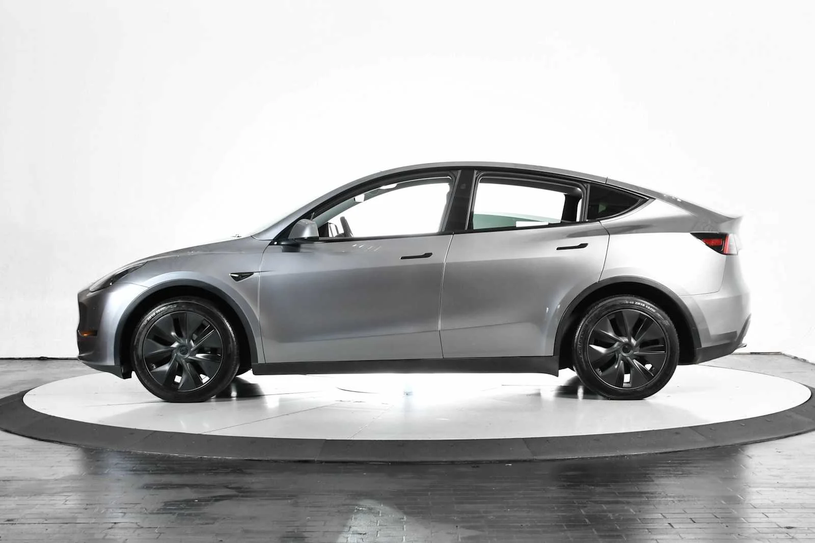 Used 2024 Tesla Model Y Long Range with VIN 7SAYGDEE1RA333171 for sale in Dallas, TX