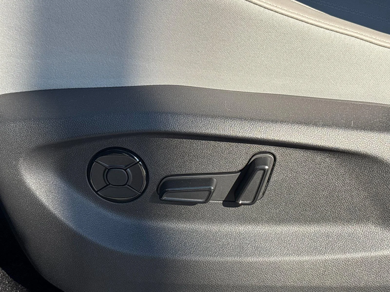 New 2027 Pure Gray Volkswagen SE w/Technology image 15