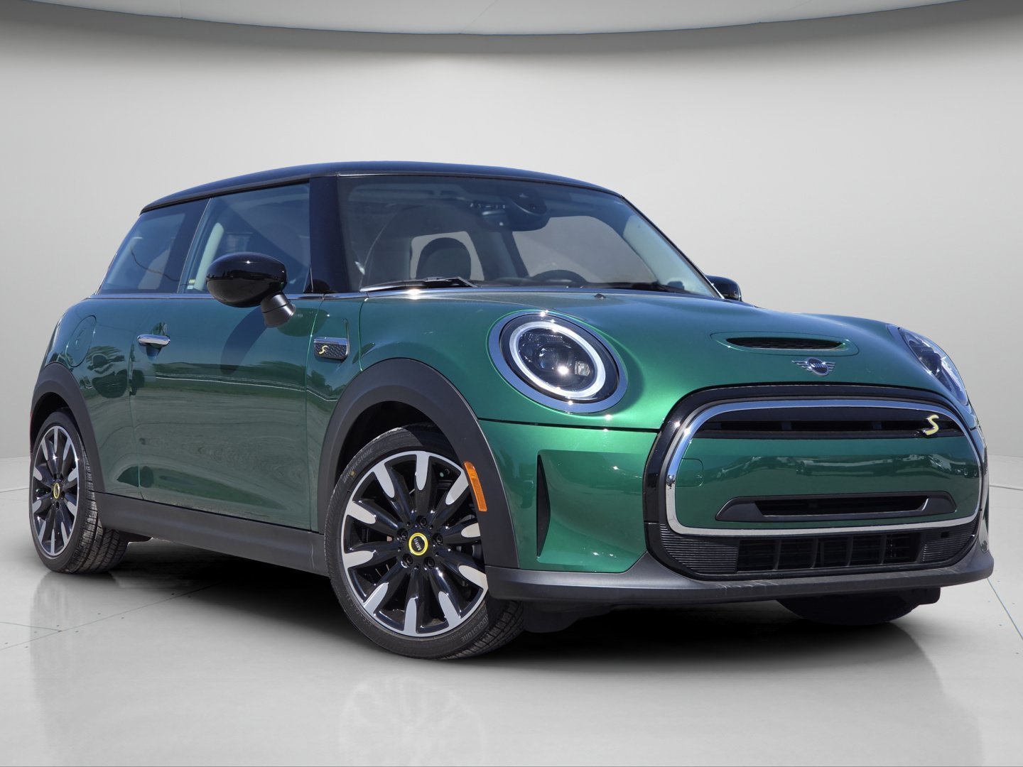 Used 2024 British Racing Green MINI Cooper SE image 2