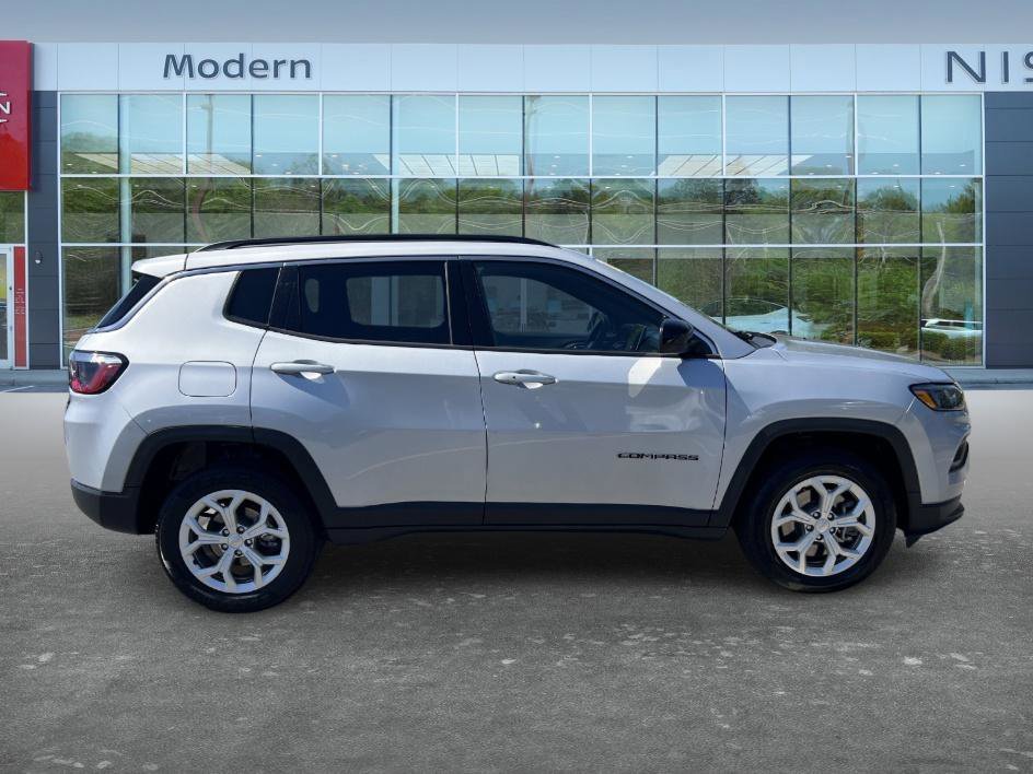 Used 2024 Silver Zynith Metallic Clearcoat Jeep Latitude image 4