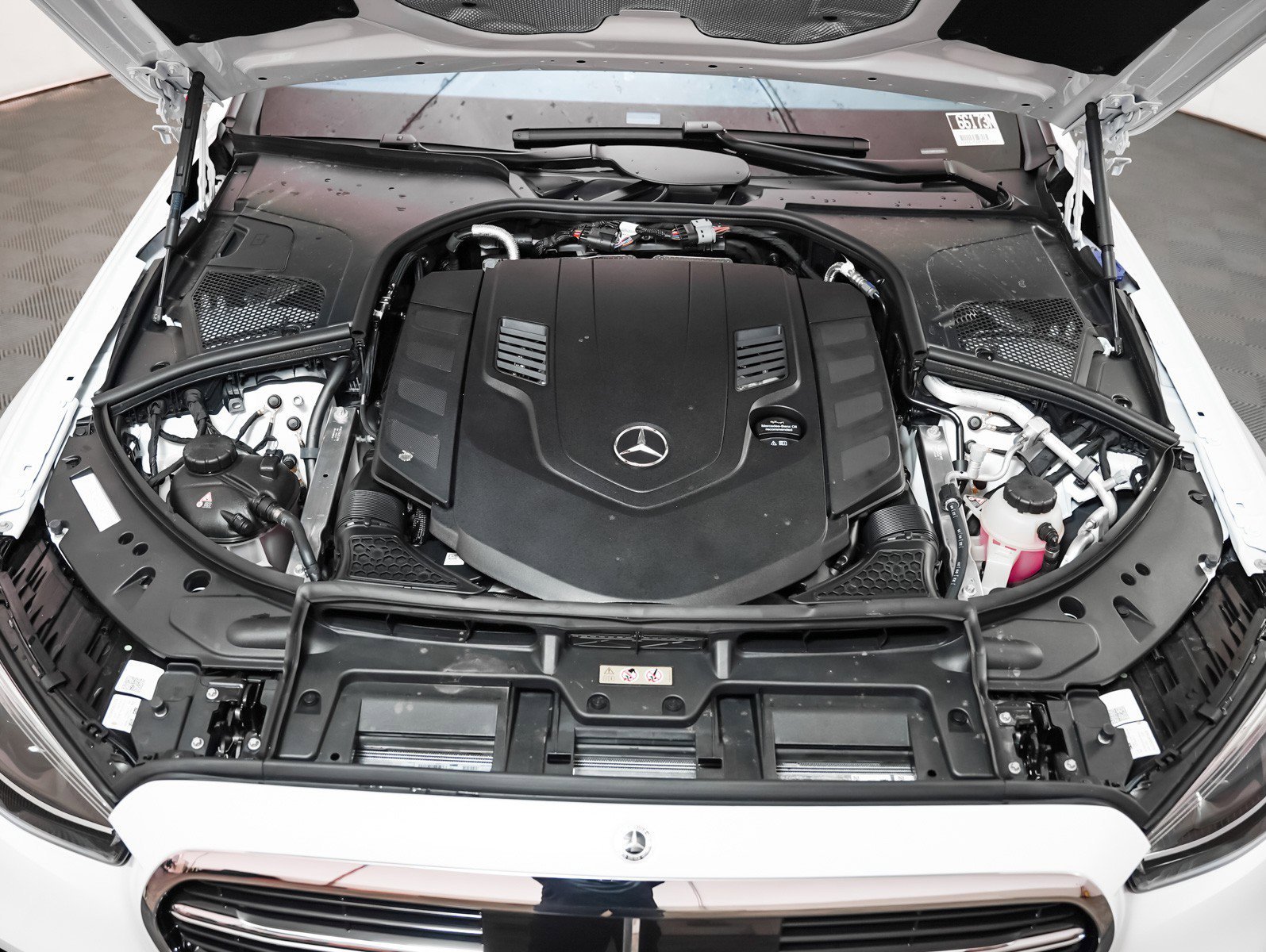 New 2026 MANUFAKTUR Moonlight White Metallic Mercedes-Benz S 580 image 4
