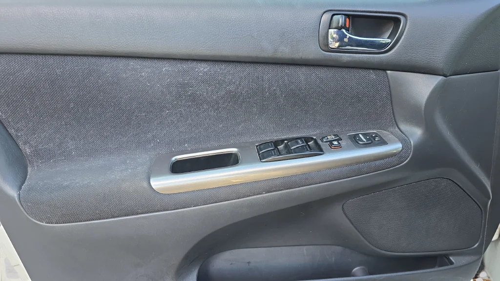 Used 2005 White Toyota SE image 24