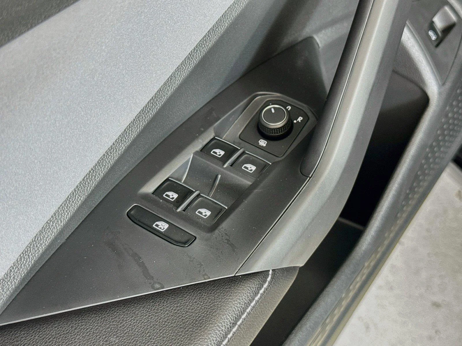 New 2027 Deep Black Pearl Volkswagen SE image 17