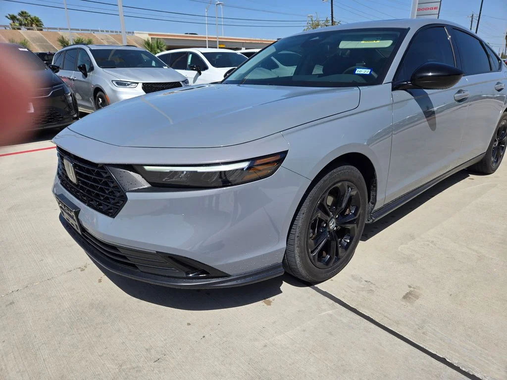 Used 2025 White Honda SE image 7