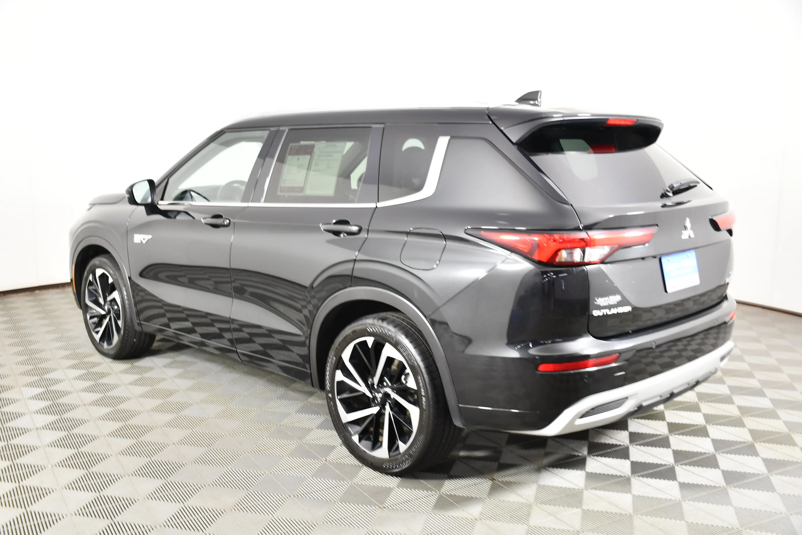 Certified Used 2024 Black Diamond Mitsubishi SEL image 8