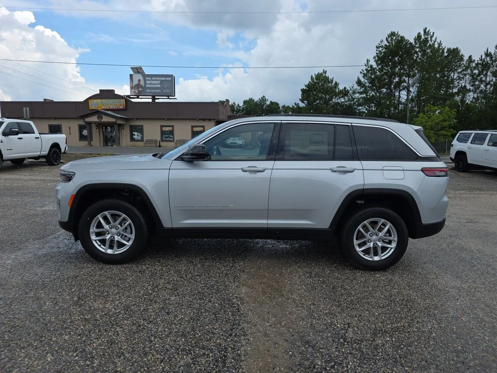 New 2026 Silver Zynith Exterior Paint Jeep Laredo X image 3