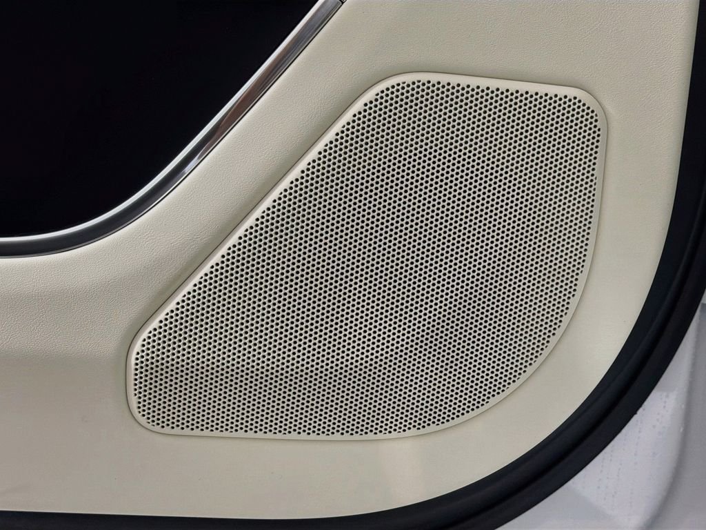 New 2026 Fuji White Land Rover SE image 19