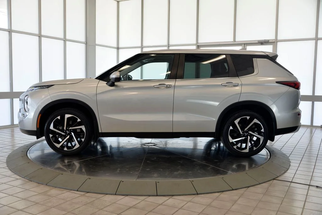 Used 2022  Mitsubishi SE image 6