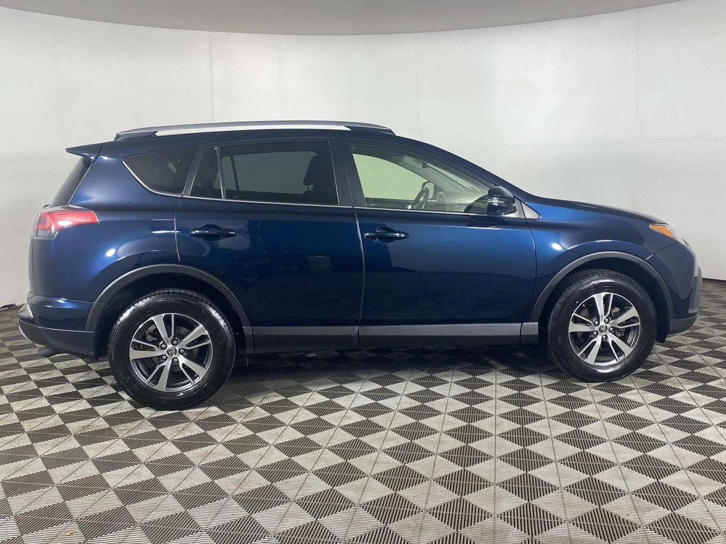 Used 2018 Galactic Aqua Mica Toyota XLE image 7