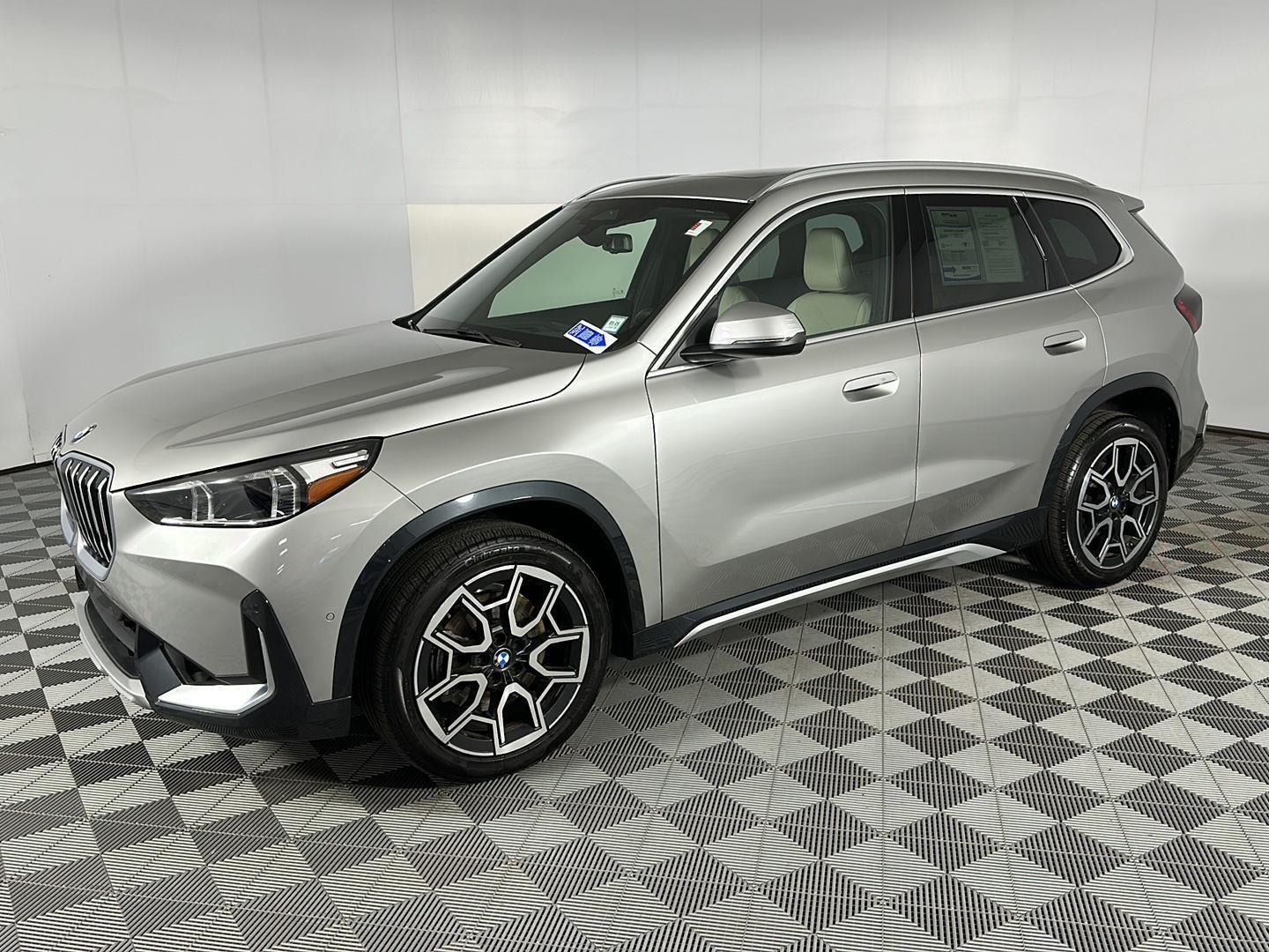 Used 2025 Space Silver Metallic BMW xDrive28i image 14