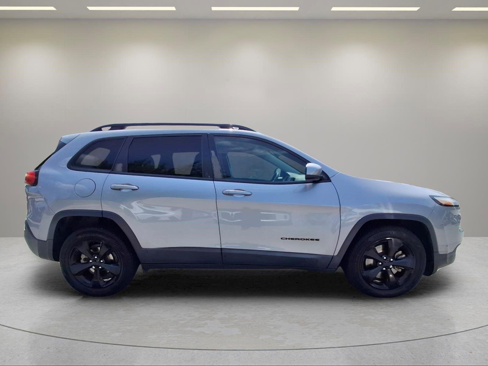 Used 2018 Billet Silver Metallic Clearcoat Jeep Latitude image 6