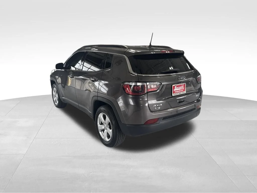Used 2018 Gray Jeep Latitude image 3