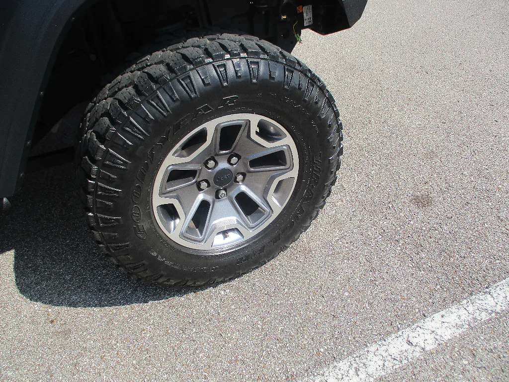Used 2019 Granite Crystal Metallic Clear Coat Jeep Sport image 18